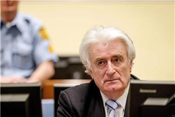 Radovan Karadzic sitzt im März 2016 auf der Anklagebank des UN-Kriegsverbrechertribunals in Den Haag. Foto: Robin Van Lonkhuijsen/ANP