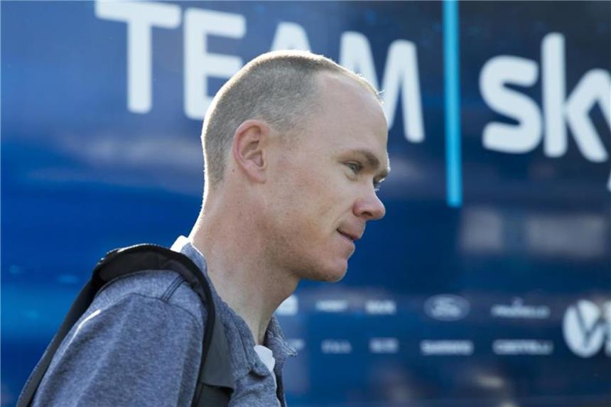 Froome ohne Bodyguards vor mehr als 100 Journalisten Radrennfahrer Chris Froome hat in Saint-Mars-La-Reorthe einen Auftritt vor Medienvertretern. Foto: Peter Dejong/AP