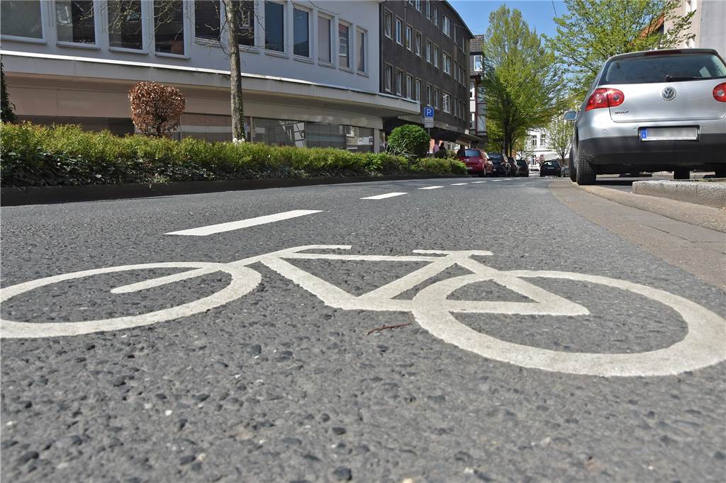 Leserurteil: „Fahrradwege-technisch ist Castrop-Rauxel ein Entwicklungsland“ Radschutzstreifen statt Fahrradweg auf dem Bürgersteig: So ist die Situation derzeit am Biesenkamp.
