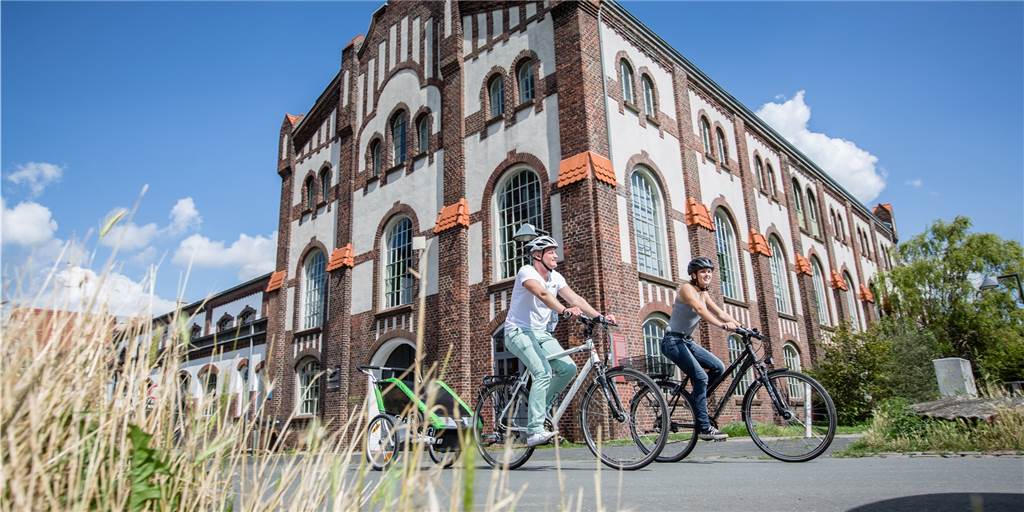 Sechs Ideen für klimafreundlichen Urlaub - auch vor der Haustür Radfahrer vor der Zeche Waltrop
