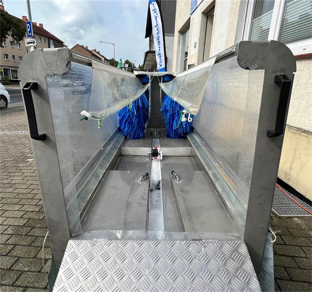 Mobile Waschanlage fährt durch Lünen: In 90 Sekunden zum sauberen Fahrrad Räder mit einer Reifenbreite bis zu acht Zentimeter können in der mobilen Waschanlage sauber gemacht werden.