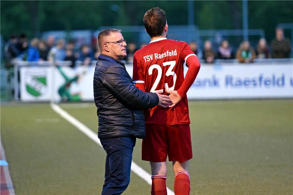 RW Deuten staunt über Dirk Jasmund: Innenverteidiger hat eine überraschende Serie Christian Gabmaier und David Ronau an der Seitenlinie