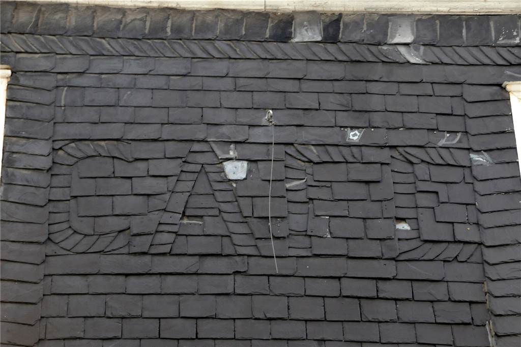 Rätselhaft: Kunstvoll ist der Schriftzug "Café" in die Verschieferung zwischen den Fenstern im zweiten Obergeschoss der Gaststätte Alt Schwerte eingearbeitet worden. Dabei diente das Gebäude schon vor 100 Jahren als normale Kneipe.