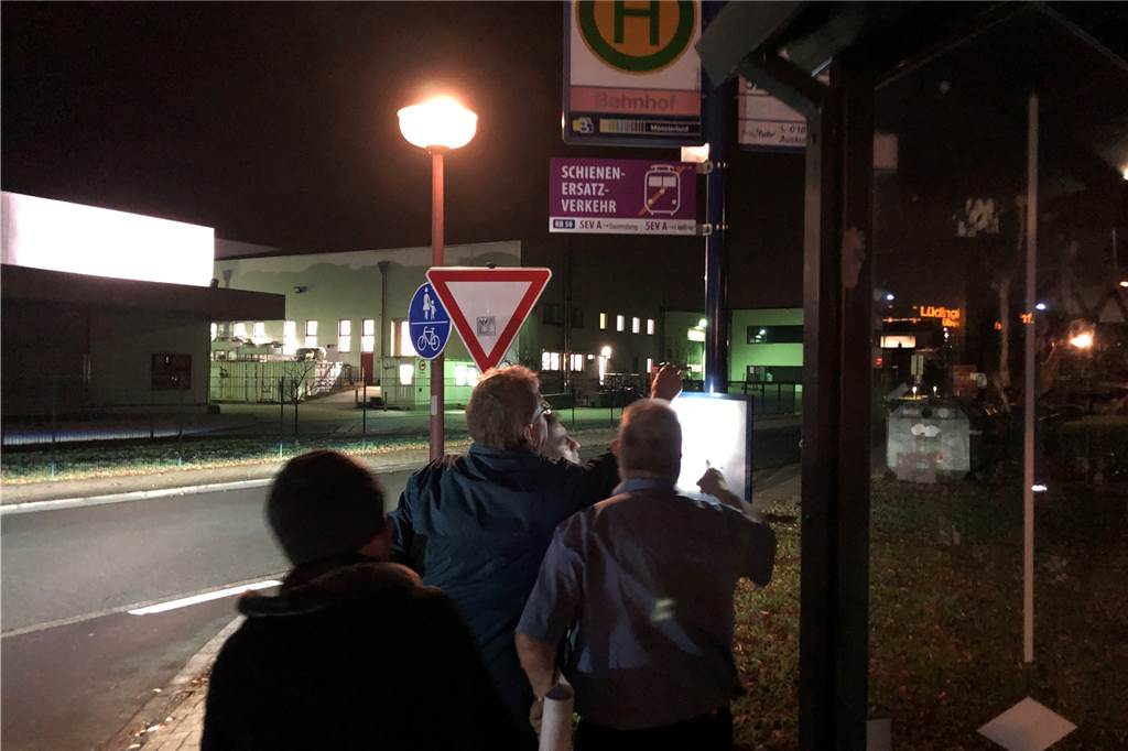 Schienenersatzverkehr zwischen Lünen und Davensberg: Erster Vormittag ohne Zwischenfälle Rätselraten am Capeller Bahnhof: Wann fährt welcher Bus wohin? Die Angaben auf dem Schild sind bei Dunkelheit schwer zu lesen.
