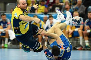 Rafael Baena Gonzalez (l) von den Rhein-Neckar Löwen setzt sich hier gegen Marko Mamic von Kielce durch. Foto: Uwe Anspach