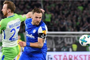 Rafael Czichos (r) spielt künftig für den 1. FC Köln. Foto: Peter Steffen