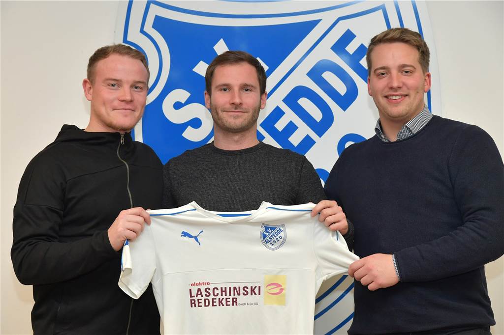 BW Alstedde holt eine Cappenberger Außenbahnrakete, die schon mal in Wethmar gespielt hat Rafael Felsberg (M.) verstärkt ab sofort den Fußball-A-Ligisten BW Alstedde. Mit ihm freuen sich sein Trainer Tim Hermes (l.) und Sportlicher Leiter Benedikt Kuhne (r.).