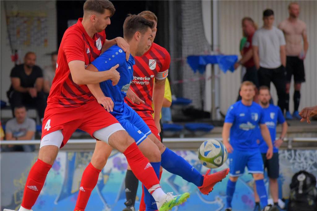Rafael Kovac (li.), hier im Stadtmeisterschaftsspiel gegen den VfL Schwerte, spielte bis vor Kurzem noch für den ETuS/DJK Schwerte.