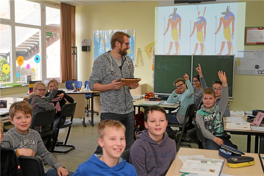 Digitales Unterrichten Rafael Maiwald nutzt das iPad an der Kreuzschule bereits im Unterricht.