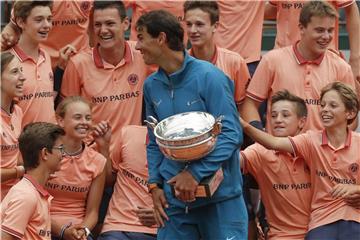 Rafael Nadal beim Foto mit den Ballmädchen und -jungen in Paris. Foto: Michel Euler/AP