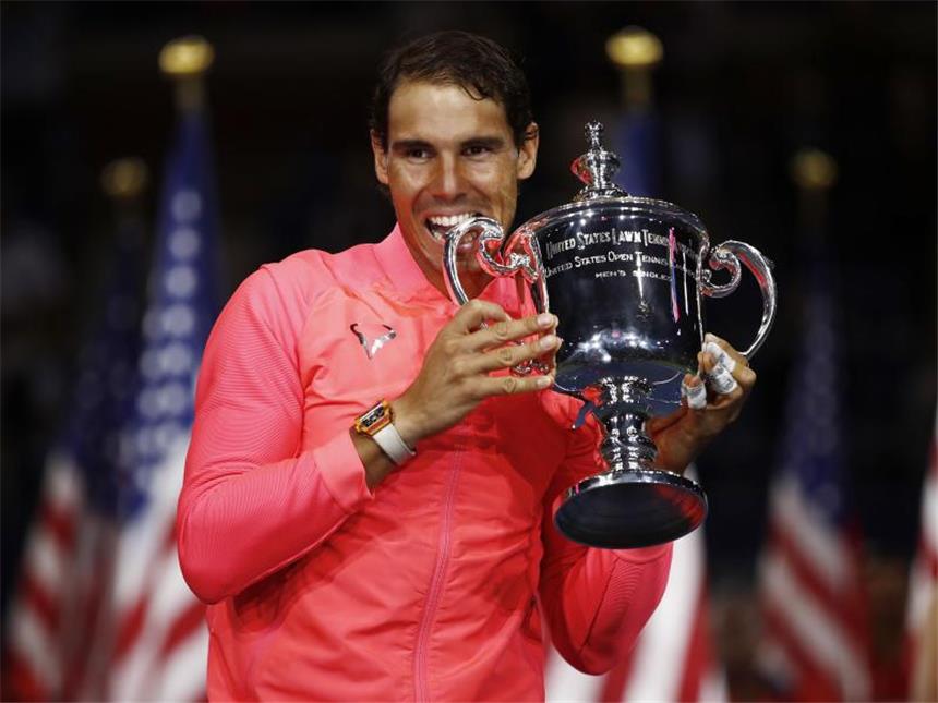 US-Open-Champion Nadal mit Liebe zum Tennis Rafael Nadal präsentiert stolz den Siegerpokal der US Open. Foto: Julio Cortez