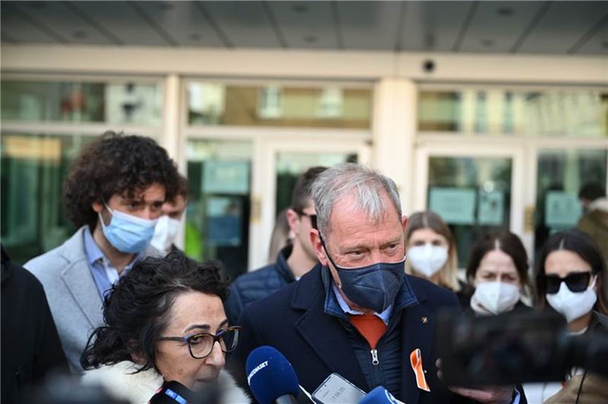 Tödlicher Bootsunfall auf Gardasee: Urteil gegen zwei Deutsche gefallen Raffaele Nedrotti (m.) und seine Frau Nadia (vorn l), die Eltern der bei dem Bootsunfall verstorbenen Greta Nedrotti, vor dem Gericht.