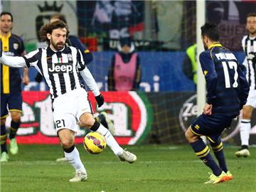 Raffaele Palladino (r) vom FC Parma versucht Juves Andrea Pirlo den Ball abzunehmen. Foto: Elisabetta Baracchi