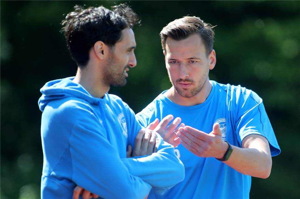 Dortmunds Top-5-Trainer 2022 Rafik Halim (l.) und Florian Gondrum - FC Brünninghausen