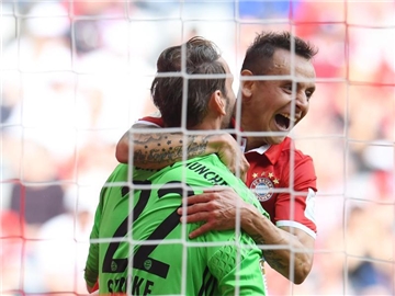 Rafinha (r) umarmt Torhüter Tom Starke nach einem gehaltenen Elfmeter. Foto: Tobias Hase