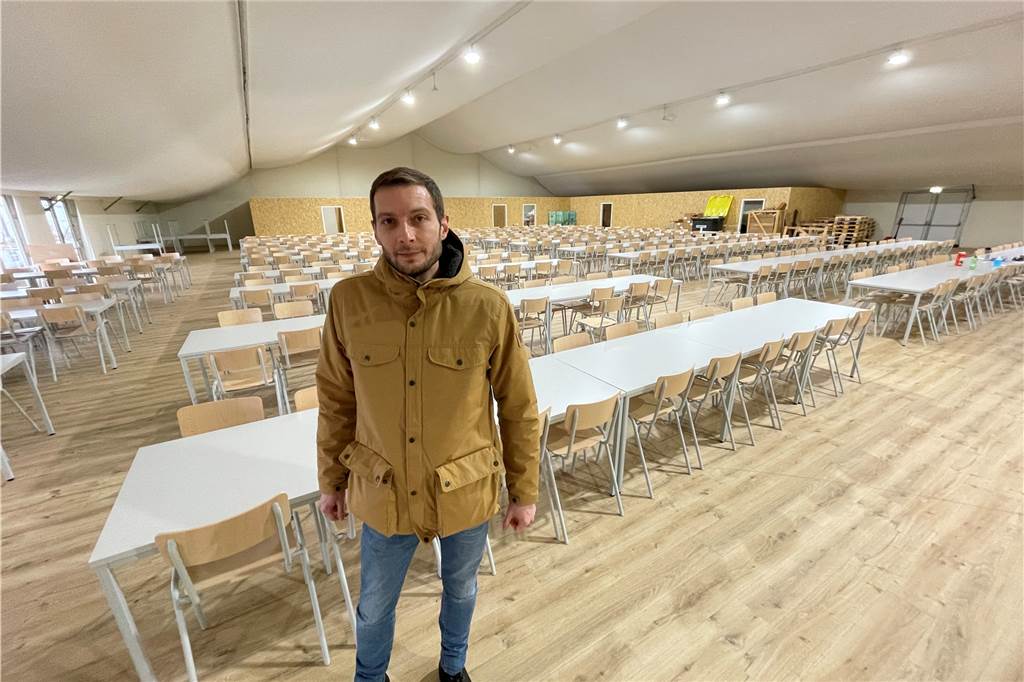 Ragnar Eitelberg leitet die Notunterkunft. Hier steht er im Speisesaal.