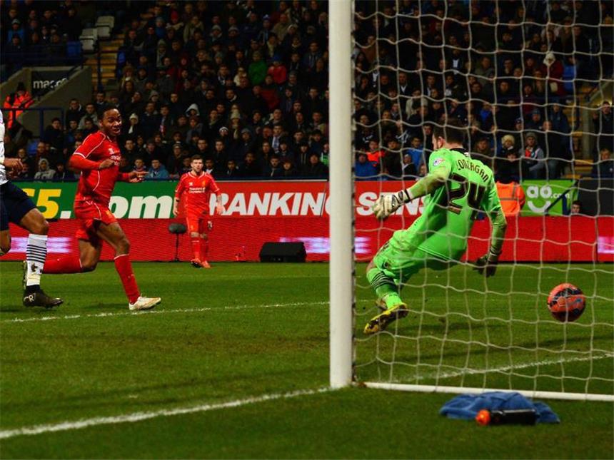 FC Liverpool wendet Pokal-K.o. mit spätem 2:1 ab Raheem Sterling (2.v.l.) erzielt den Treffer zum 1:1-Ausgleich. Foto: Nigel Roddis