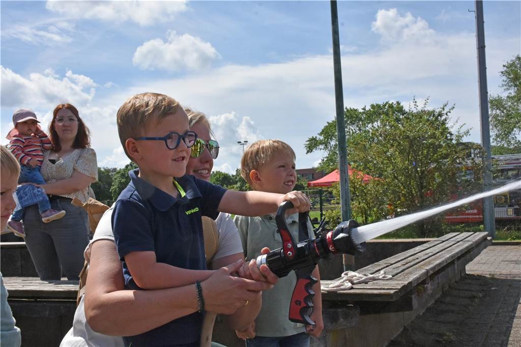 Rahmenprogramm: Kids durften löschen beim Leistungsnachweis der Jugendfeuerwehren im Vredener Widukindstadion haben sich am Sonntag.