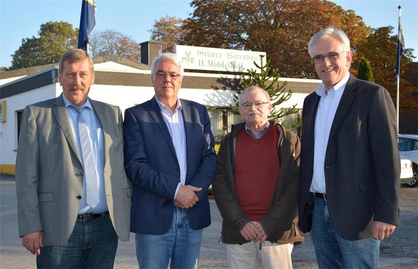 Werner Landhandel Middelhoff wird übernommen Raiffeisen Lüdinghausen und Landhandelsfirma H. Middelhoff freuen sich auf die zukünftige Zusammenarbeit: Im Bild die beiden Raiffeisen-Geschäftsführer Alfons Oberholz (l.) und Norbert Menge (r.), sowie Middelhoff-Inhaber Klaus Middelhoff (2.v.r.) und Bernd Heuken (2.v.l.).