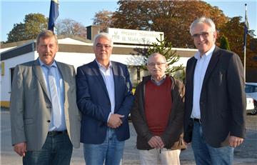 Raiffeisen Lüdinghausen und Landhandelsfirma H. Middelhoff freuen sich auf die zukünftige Zusammenarbeit: Im Bild die beiden Raiffeisen-Geschäftsführer Alfons Oberholz (l.) und Norbert Menge (r.), sowie Middelhoff-Inhaber Klaus Middelhoff (2.v.r.) und Bernd Heuken (2.v.l.).