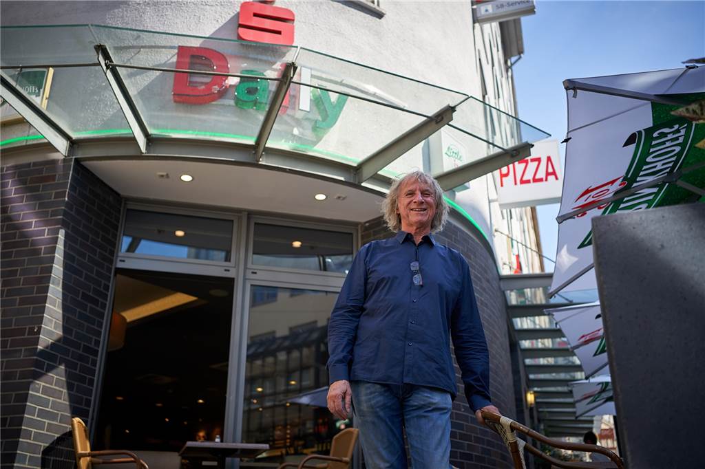 Neues Restaurant: Raimondo Buccolo (64) will den Ostenhellweg aufwerten Raimondo Buccolo hat sein neues Restaurant mit den Namen "Daily" und "Little Italy" dort am Ostenhellweg eröffnet, wo zuvor die Bäckerei "Beckmanns" war.