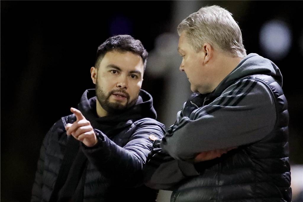 „Hombruch schafft den Klassenerhalt“: Eigenwillig verabschiedet sich im Reinen vom HSV Raimund Büth (l.) assistierte Frank Eigenwillig beim Hombrucher SV.