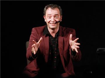 Rainald Grebe auf der Bühne. Foto: Nestor Bachmann