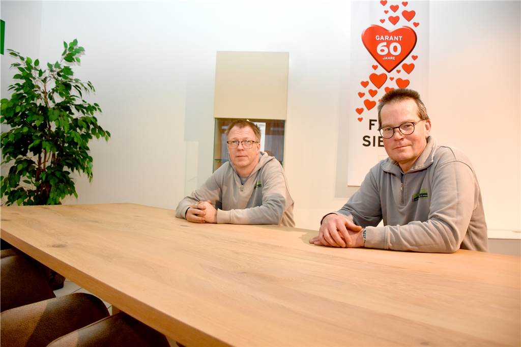Möbelhaus Gebrüder Pomberg schließt nach fast 100 Jahren – Umzug steht an Rainer (51, r.) und Klaus Pomberg (54) führen das Unternehmen Gebrüder Pomberg in vierter Generation gemeinsam. Die beiden Cousins wollen sich in Zukunft auf die Produktion an der Wüllener Straße konzentrieren. Zusätzlich bieten sie an der Schlossstraße Deko, Wohnaccessoires und Kleinmöbel an.