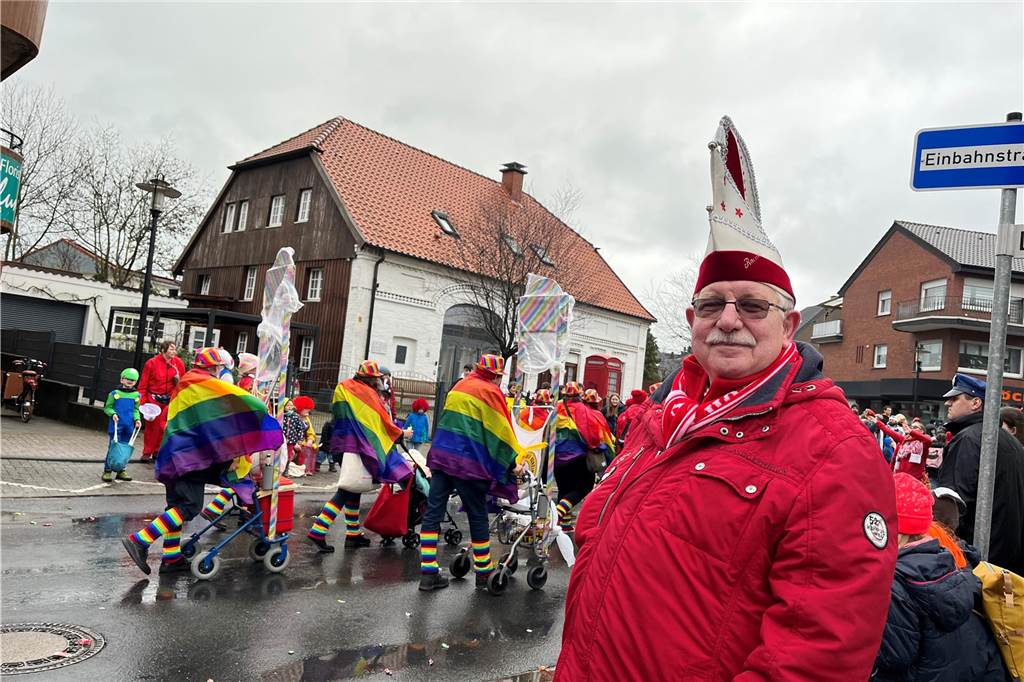 Ex-Karnevalsprinz vor dem regenbogenbunten Umzug. 
