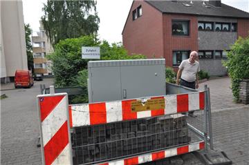 Rainer Christ sieht in dem derzeitigen Standort des Breitband-Verteilerkastens ein erhebliches Sicherheitsrisiko für spielende Kinder, Radfahrer und Fußgänger.