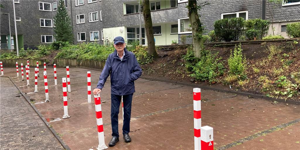 Velero vermietet Stellplätze - Rainer Diebschlag: „Wer kann sich das leisten?“ Rainer Diebschlag vor den abgesperrten Stellflächen