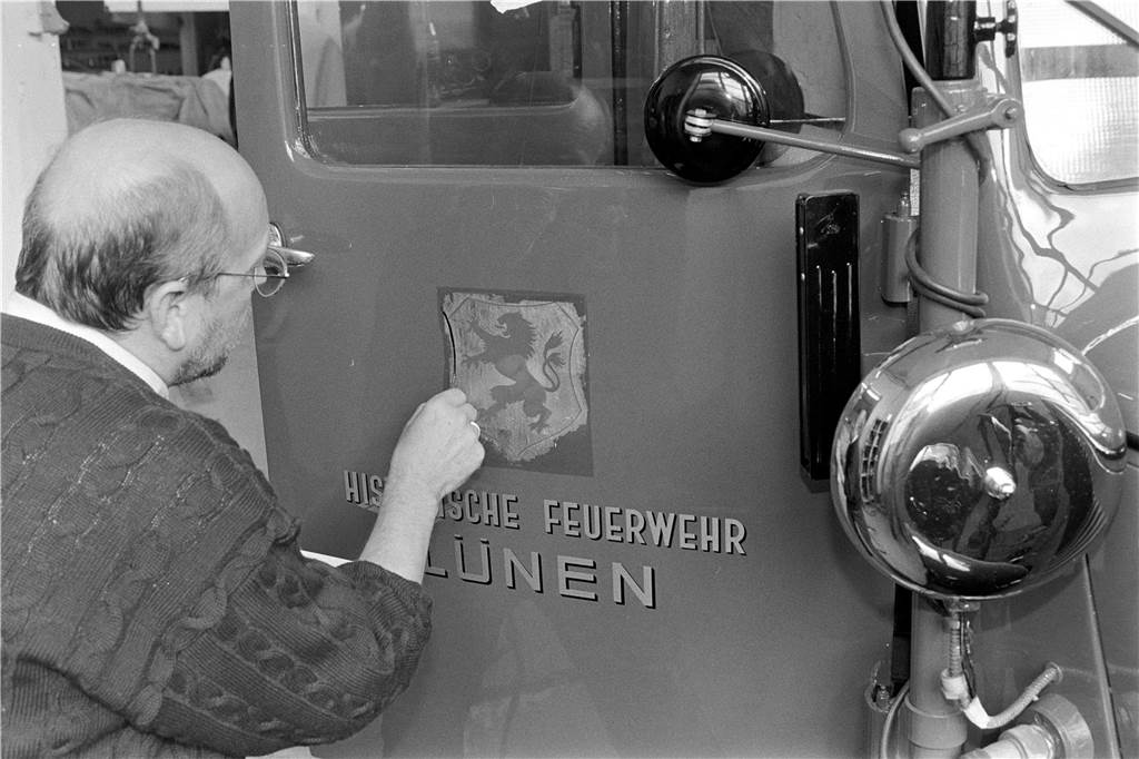 Rainer Dornhege, bekannter Autolackierer in Lünen, übernahm die Restaurierung der alten Schilder an den Fahrzeugen