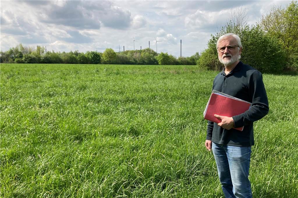 Rainer Faber aus Polsum steht am Rand der landwirtschaftlichen Fläche, auf der die Erweiterung des BP-Industriegeländes geplant ist. Nicht nur er sieht dem Projekt skeptisch entgegen.