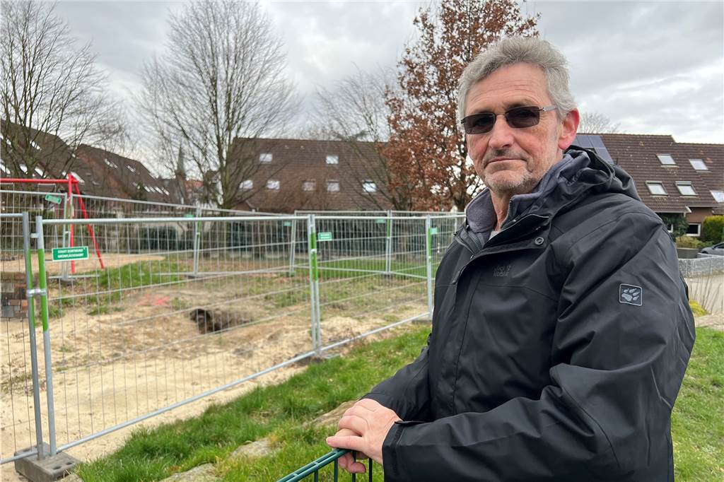 Paul (4) aus Asseln vermisst seinen Spielplatz - jetzt will die Stadt handeln Rainer Gudat kann seinem Enkel Paul die Frage nicht beantworten, wann dieser wieder auf dem Spielplatz am Ascloonweg spielen darf.