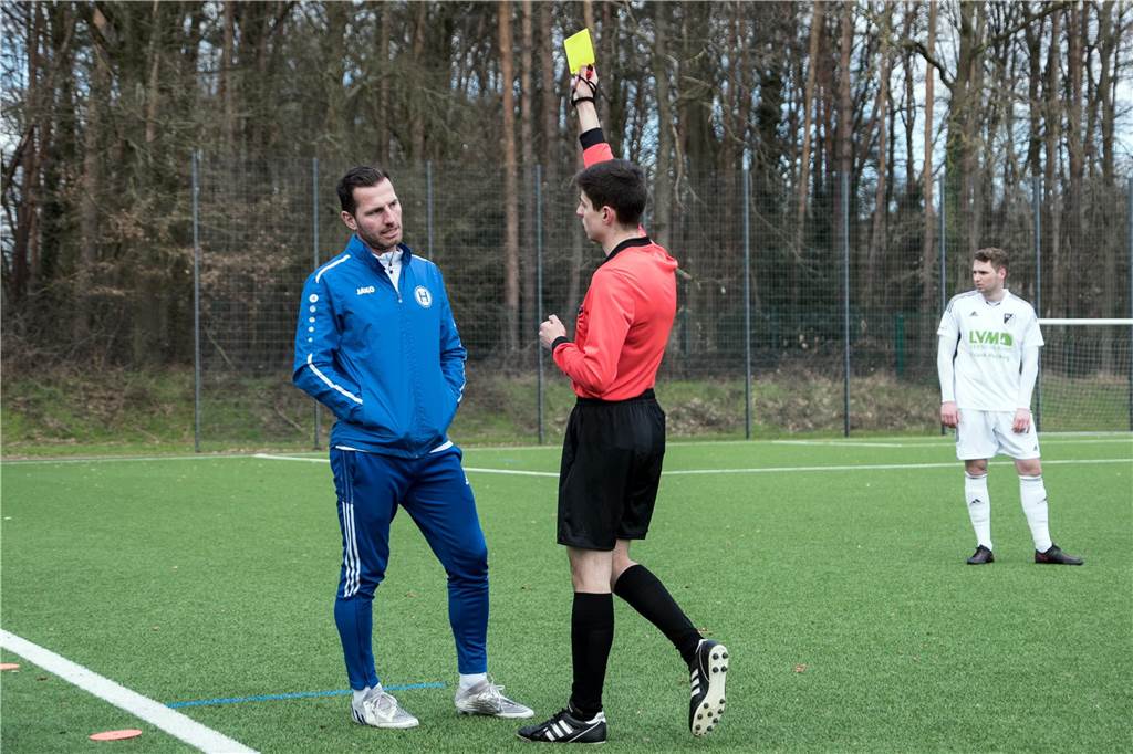 Rainer Hackenforth sieht Gelb, konnte damit aber mit Sicherheit leben - immerhin gewann sein SV Heek beim SV Lippramsdorf mit 4:1.