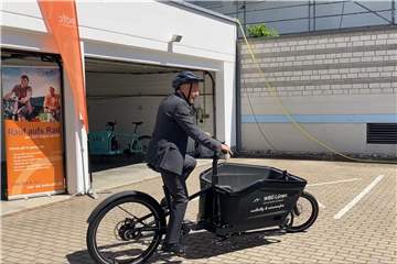 Rainer Heubrock dreht mit dem neuen Lastenfahrrad der WBG "nur" eine Runde auf dem Hof. Eine mögliche Option im Dienstalltag: Hausmeister in der Innenstadt könnten es als Alternative zum Auto nutzen.