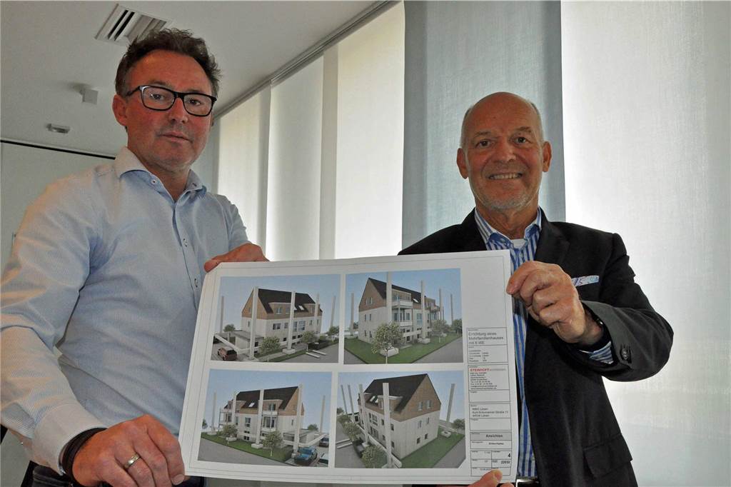 Lüner Mietwohnhaus aus dem 3D-Drucker hängt in der Warteschleife Rainer Heubrock (r.), nebenamtlicher Vorstand der Wohnungsgenossenschaft Lünen (WBG), und Architekt Lothar Steinhoff mit den Plänen für Lünen.