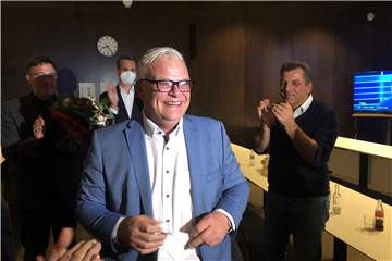 Rainer Keller (SPD) zieht per Direktmandat im Wahlkreis Wesel I, zu dem auch Schermbeck gehört, in den Bundestag ein. Von seinen Anhängern bekam er im Kreishaus viel Applaus.