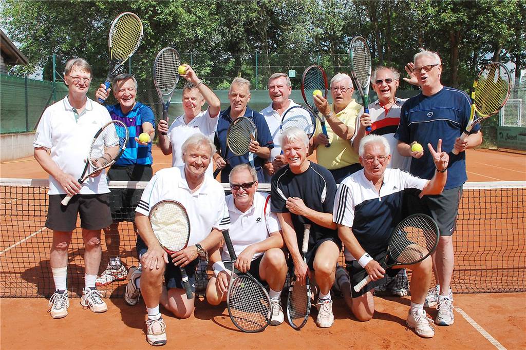 Frohlinde trauert um Hubert Staudinger: Ein Mann, der viel hinterlässt Rainer Kraft, Frank Holmgren, Dieter Morawetz, Robert Hippler, Manfred Döring, Hubert Staudinger, Manfred Kammann, Wilfried Linnert, Helmut Szczepanski, Bernd Kruse, Willi Linnert, Ulrich Viefhaus: Tenniskumpels, die hier gemeinsam den Aufstieg der Herren 65 feierten.