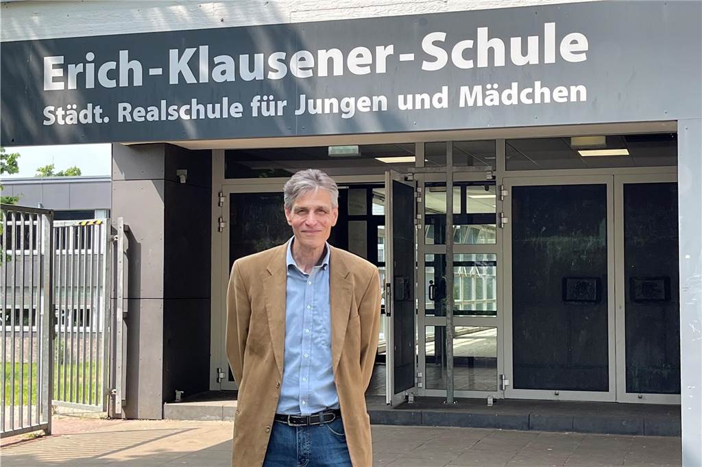 Drei Schulen in Dorsten machen dicht: Nach gut 50 Jahren ist Schluss Rainer Kunze steht vor der Erich-Klausener-Schule in Dorsten.