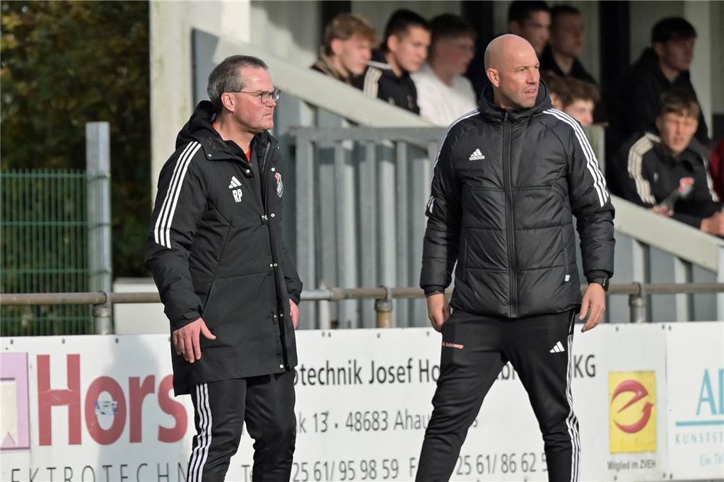 SF Graes stellen Rainer Pomberg sofort frei Rainer Pomberg (l.) steht ab sofort nicht mehr an der Seitenliniee der Sportfreunde Graes. Torwarttrainer Michael Hollekamp unterstützt den neuen Chefcoach Mirko Bertelsbeck bis Saisonende.