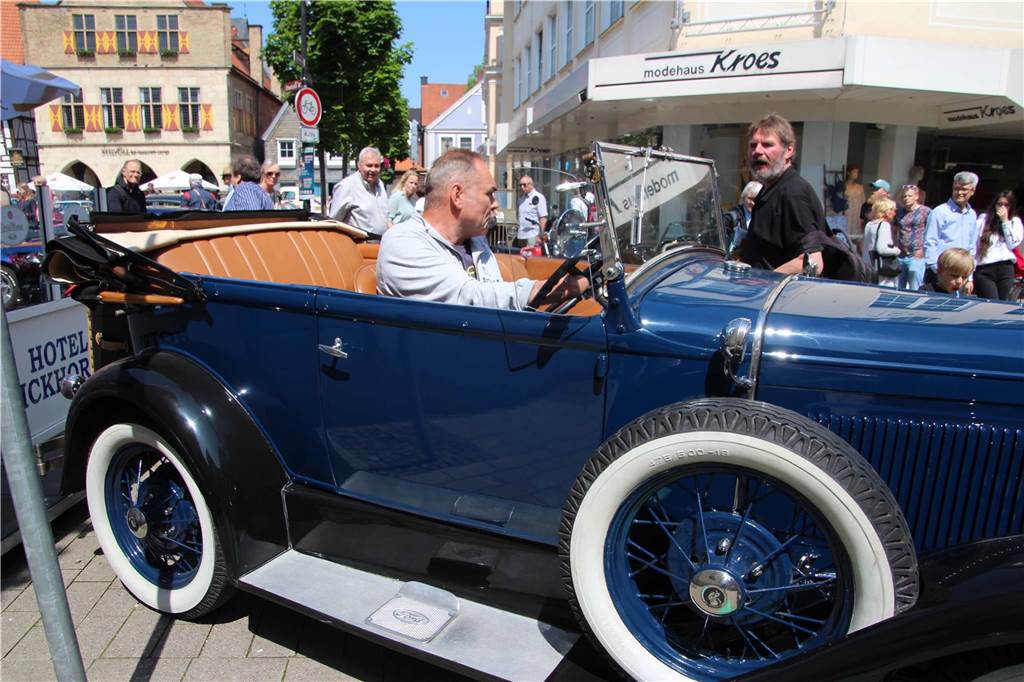 PKW-Schätze glänzen auf dem Marktplatz: Oldtime lockten viele Besucher Sehr altes Auto