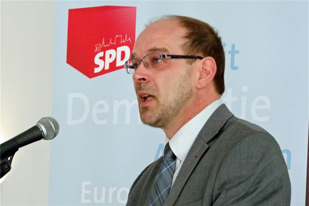 Schmeltzer-Anfrage: Hochschulplanung für Lünen war ein „Ballon mit heißer Luft“ Rainer Schmeltzer hat die Stadtspitze wegen ihrer Äußerungen zum möglichen Hochschulstandort Lünen kritisiert.