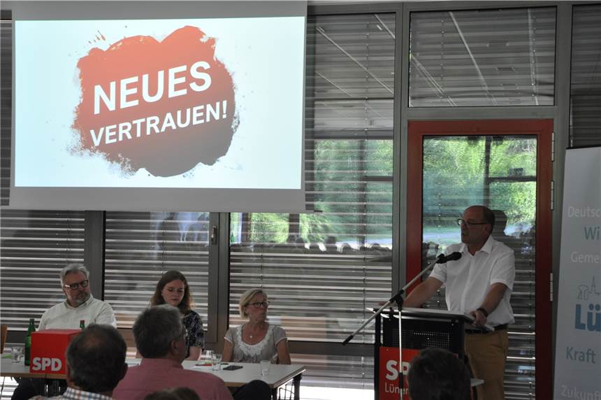 Lüner SPD wählt Rainer Schmeltzer zu ihrem Bürgermeisterkandidaten Rainer Schmeltzer hielt vor seiner Wahl zum Lüner SPD-Bürgermeisterkandidaten eine 30-minütige Rede.