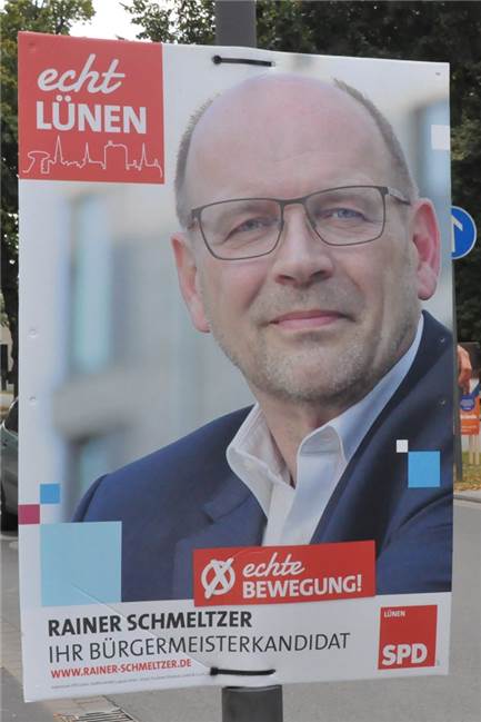 Wahlkampf in Lünen: Expertin vergleicht Plakate der Bürgermeisterkandidaten Rainer Schmeltzer von der SPD zeigt sich auf seinem Wahlplakat als „echter Lüner“.