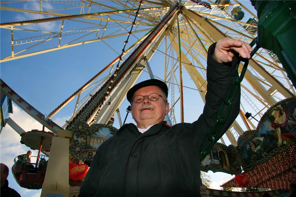 Simjü-Kirmes und ihre Kuriositäten: Reptil an der Horne, exklusive Fahrt und echte Originale Rainer Schulz am Riesenrad: In einem kleineren Rad ließen ihn die Schausteller mehr als eine halbe Stunde rotieren.