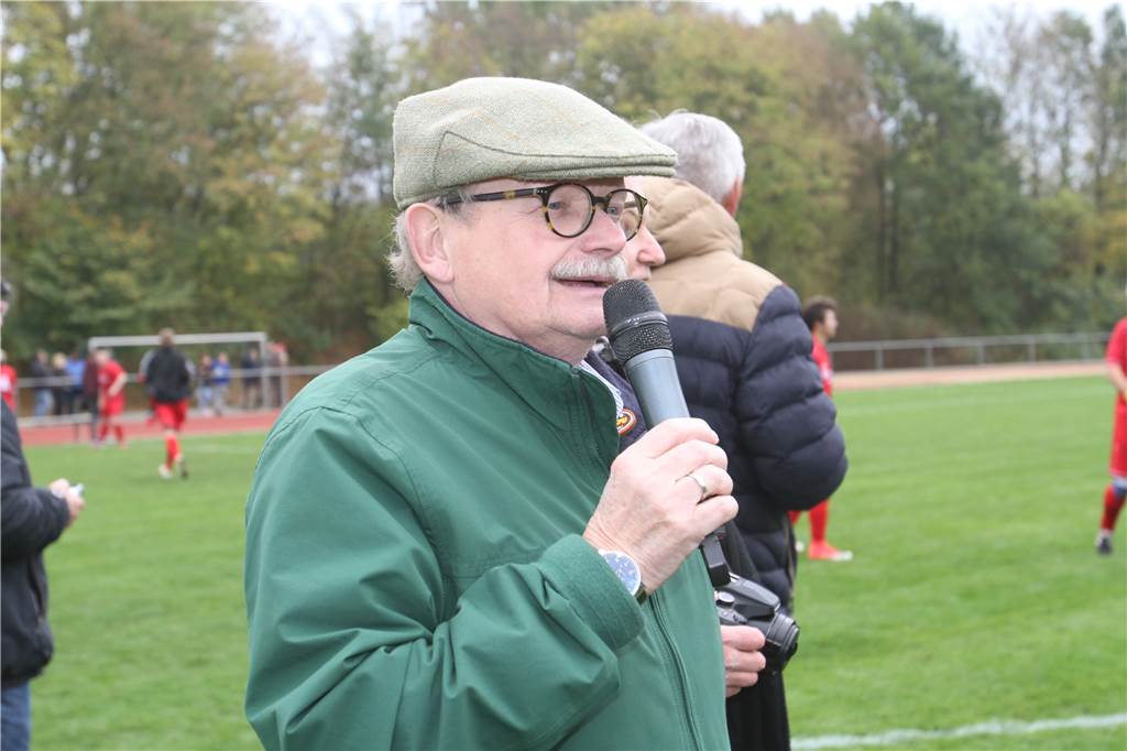 Simjü-Kirmes und ihre Kuriositäten: Reptil an der Horne, exklusive Fahrt und echte Originale Rainer Schulz in seinem Element: Mr. Simjü eröffnet das Otto-Wendler-Fußballspiel zwischen den Schaustellern und Werner Prominenten.
