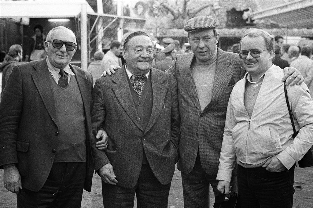 Simjü-Kirmes und ihre Kuriositäten: Reptil an der Horne, exklusive Fahrt und echte Originale Rainer Schulz (r.) mit seinen Schausteller-Freunden, die mittlerweile gestorben sind (v.l.): „Menne“ Reinolsmann, Traugott Petter, Alex Gormanns. Das Bild ist in den 70er-Jahren entstanden.