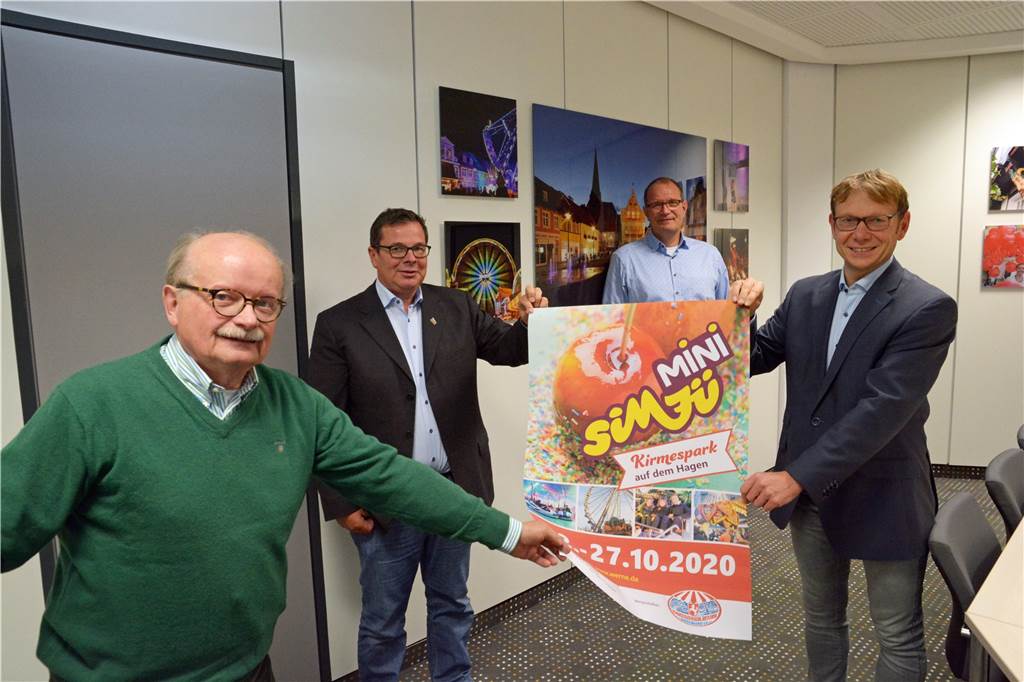 Sim-Jü-Rückblick: Corona ließ Wernes großes Volksfest platzen Rainer Schulz (v.l.), Patrick Arens, Frank Gründken und Lothar präsentierten im September 2020 das Plakat für die Mini-Sim-Jü.