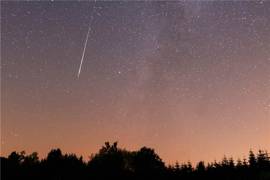 Beeindruckende Fotos: Halterner auf den Spuren der Perseiden Rainer Sparenberg fotografierte diesen Meteor neben der Milchstraße.